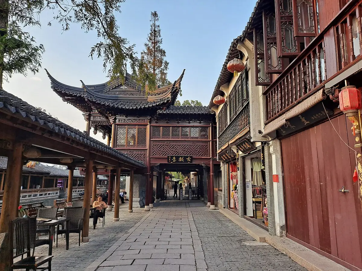 资料图:周庄古戏台的资料图,展现古镇街道与传统建筑外观。