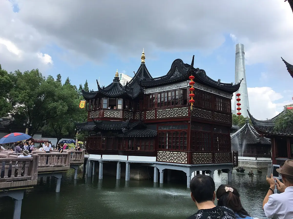 资料图:上海豫园湖心亭及九曲桥的资料图