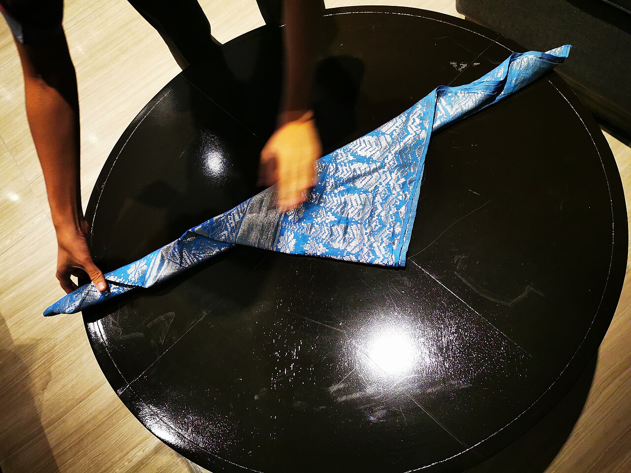 资料图：展示马来传统头饰登高乐的折叠过程