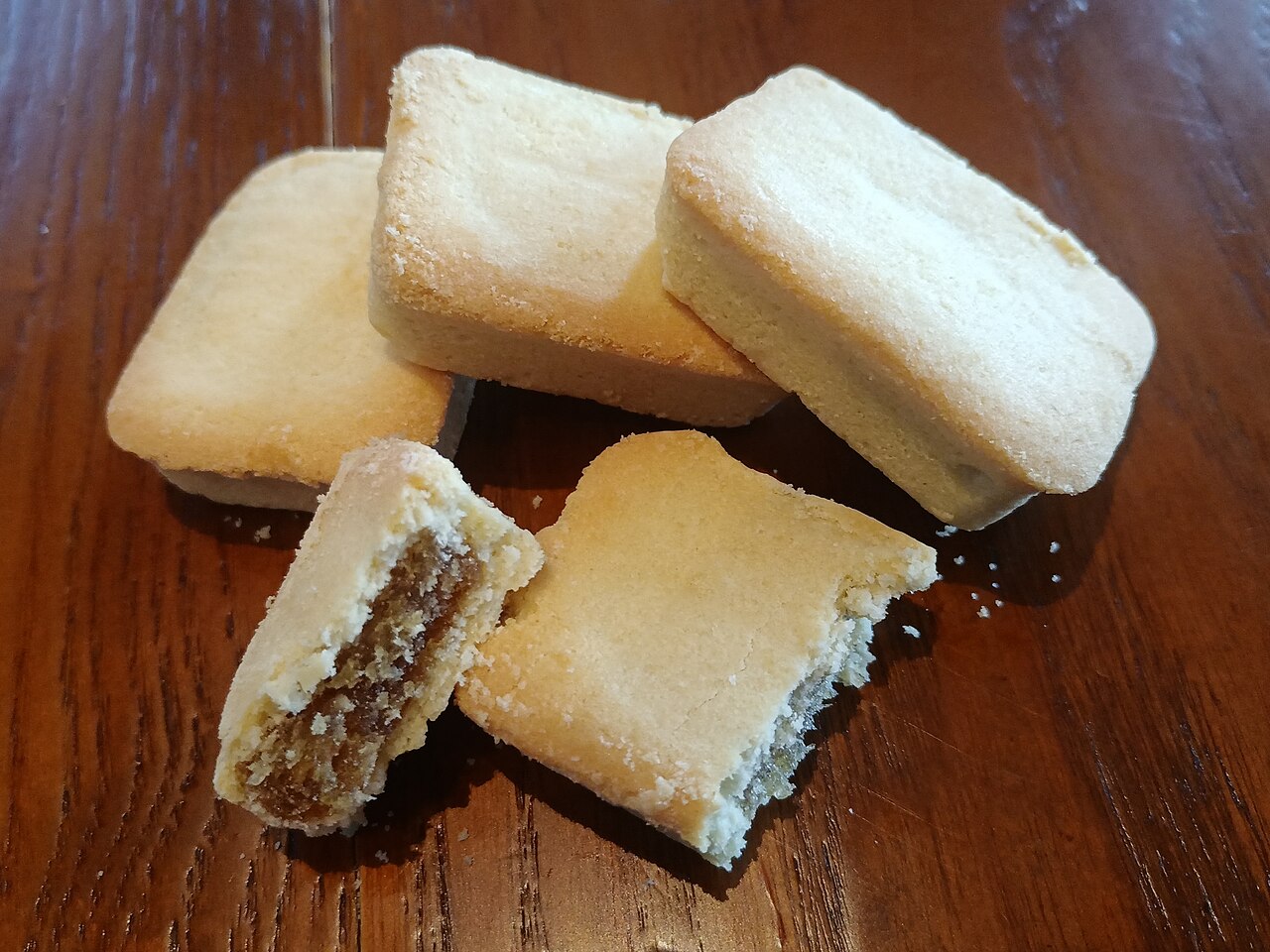资料图:桌面上摆放的几块台式凤梨酥,其中一块切开露出内馅,为资料图