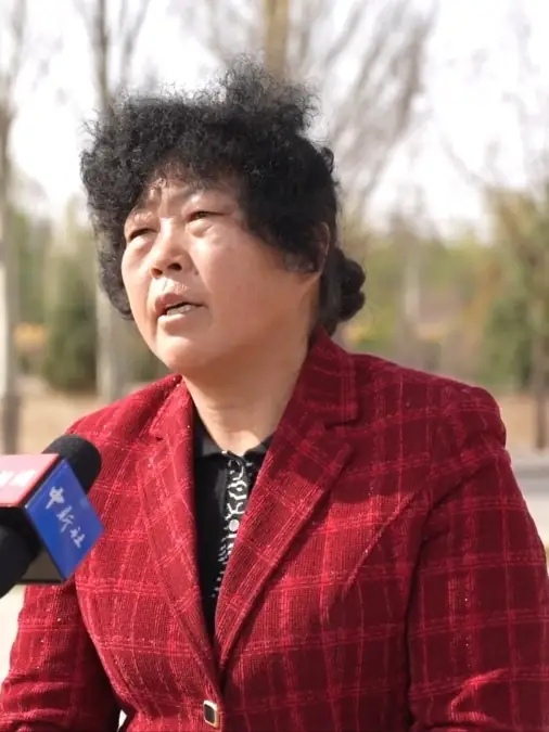 资料图：图中为治沙人殷玉珍接受采访。