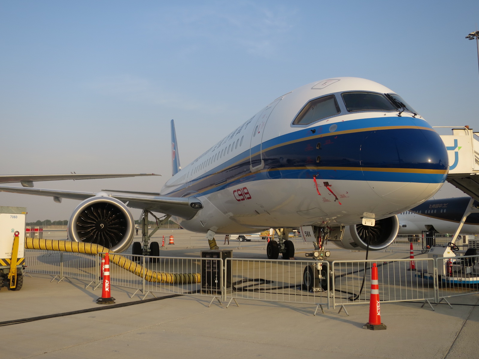 资料图：显示南方航空涂装的C919客机停在地面上。