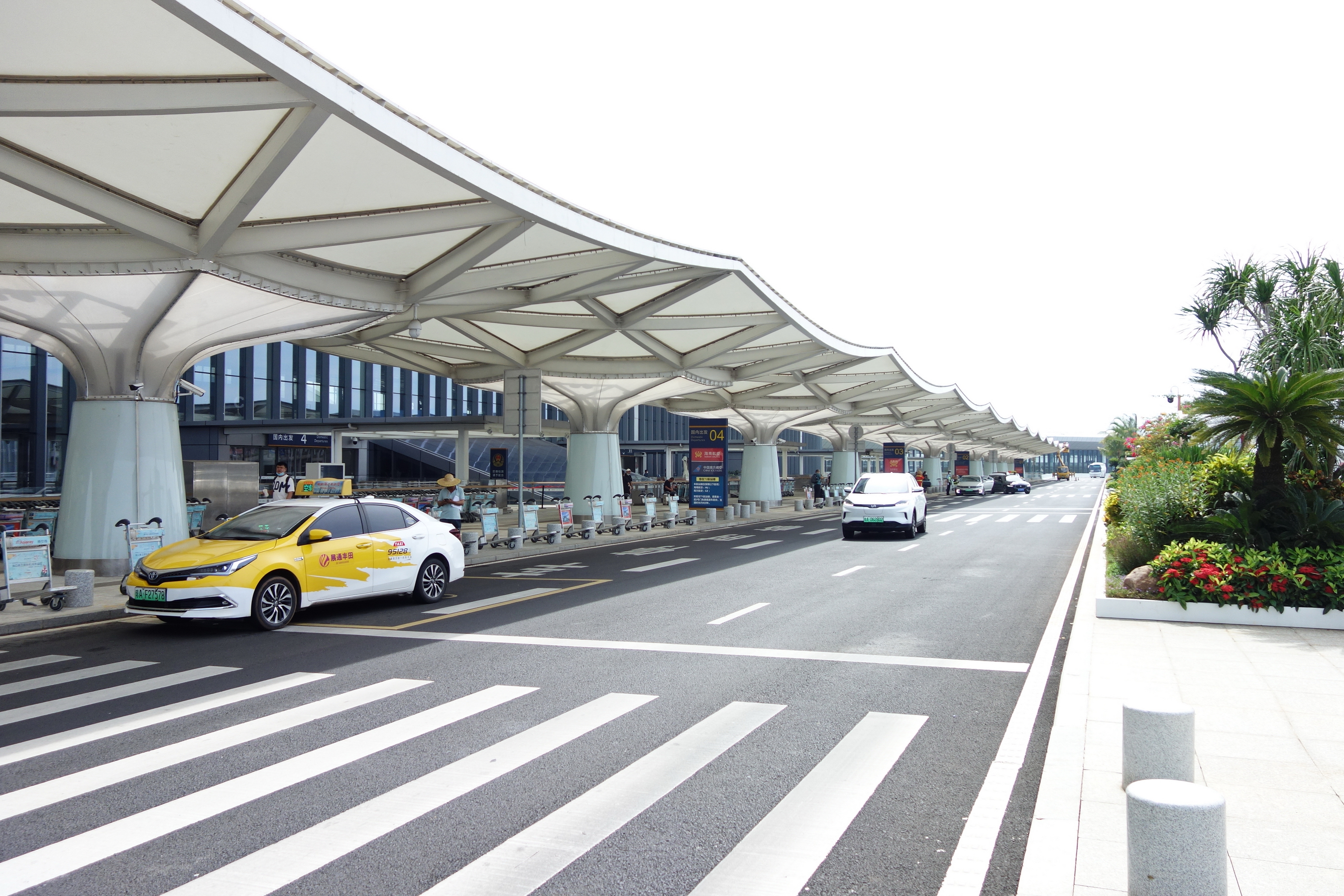 资料图:显示海口美兰国际机场航站楼外景