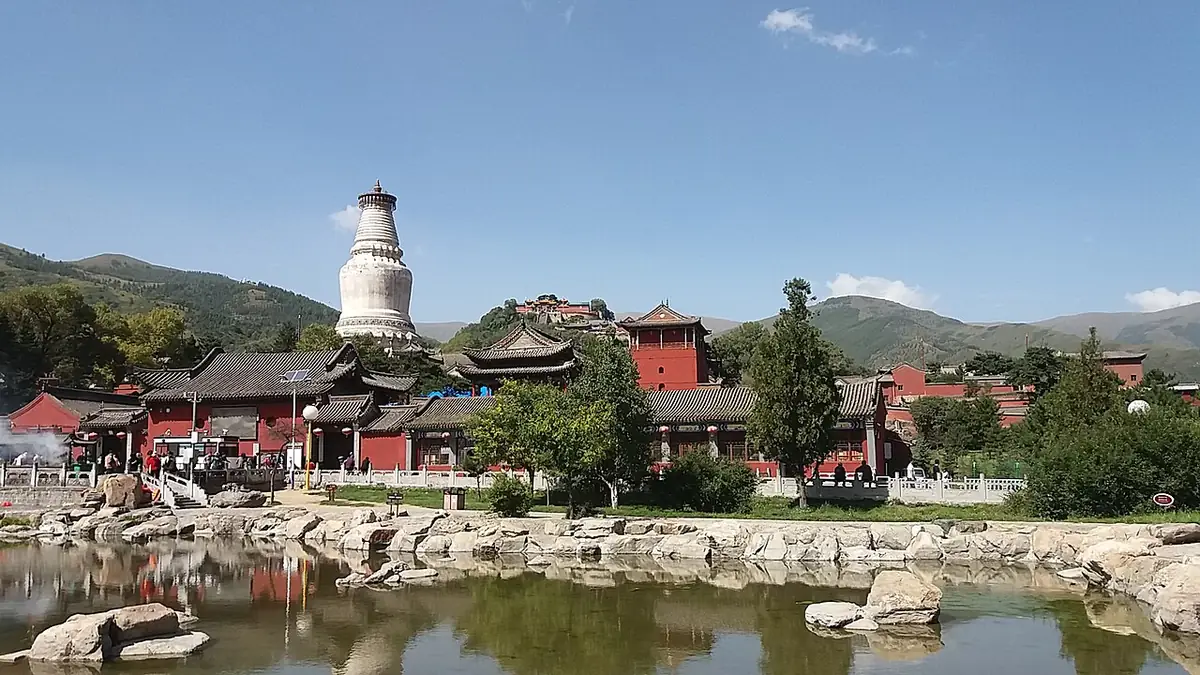 资料图:图中为五台山塔院寺建筑群与大白塔景观