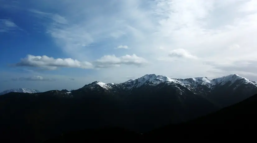 资料图：夹金山脉雪山景观资料图
