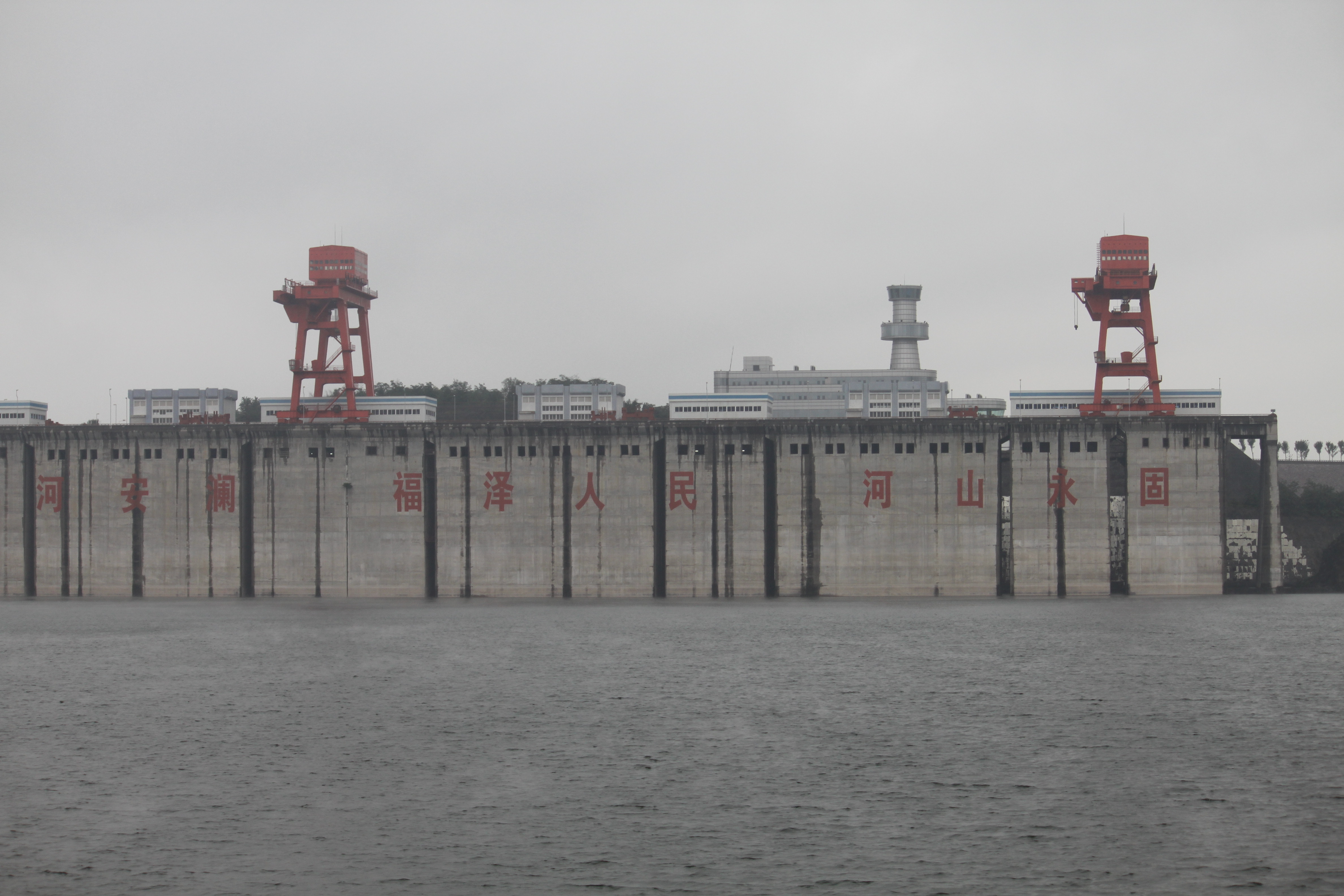 资料图:显示小浪底水利枢纽及大坝建筑。