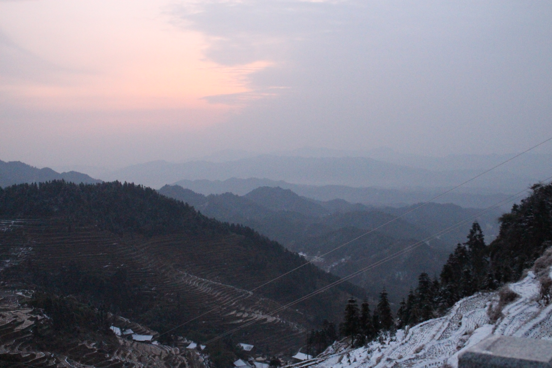 资料图:显示紫鹊界梯田雪景景观。