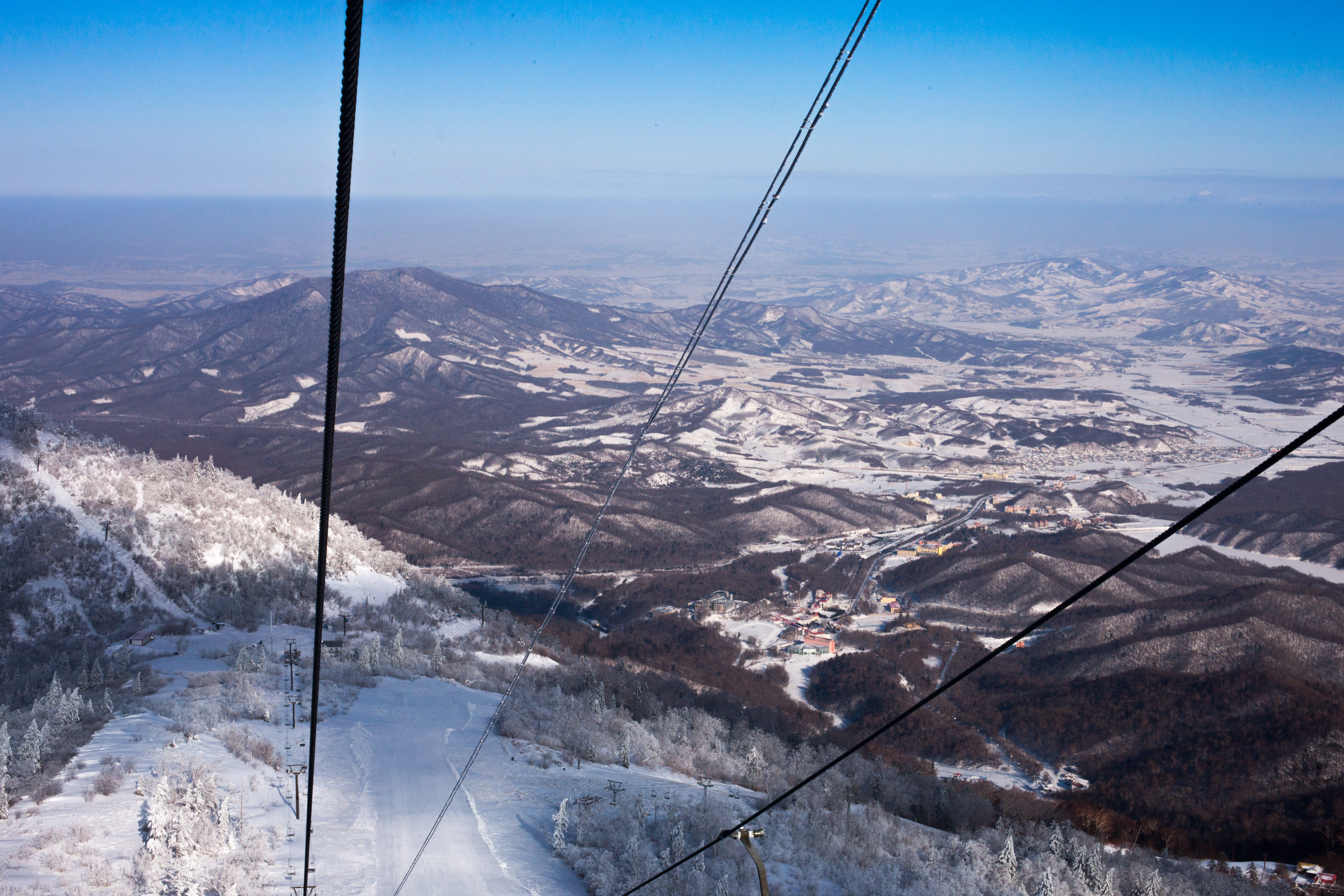 资料图：亚布力滑雪度假村的缆车高空视角资料图