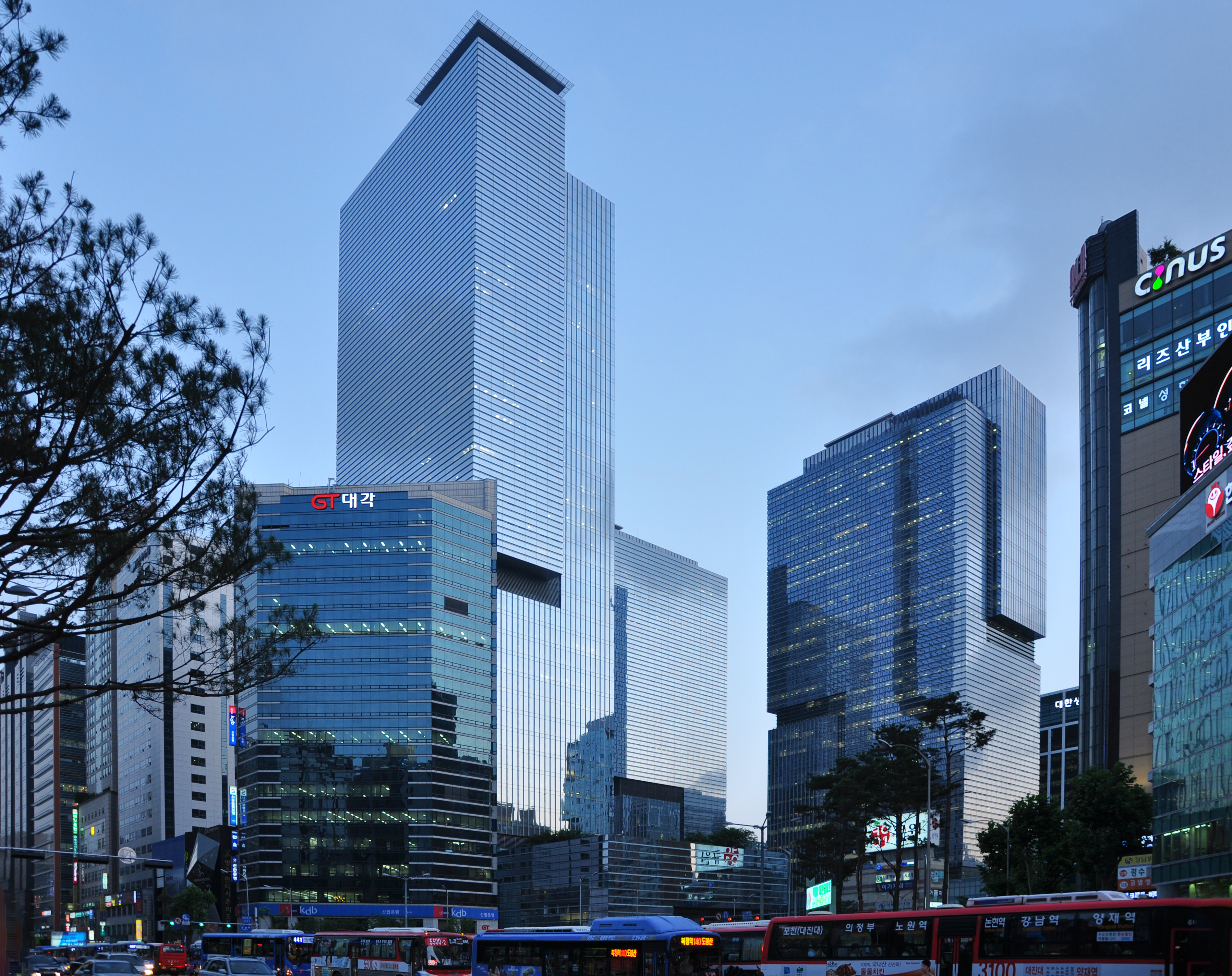 资料图：显示三星总部大楼外观及周边街景