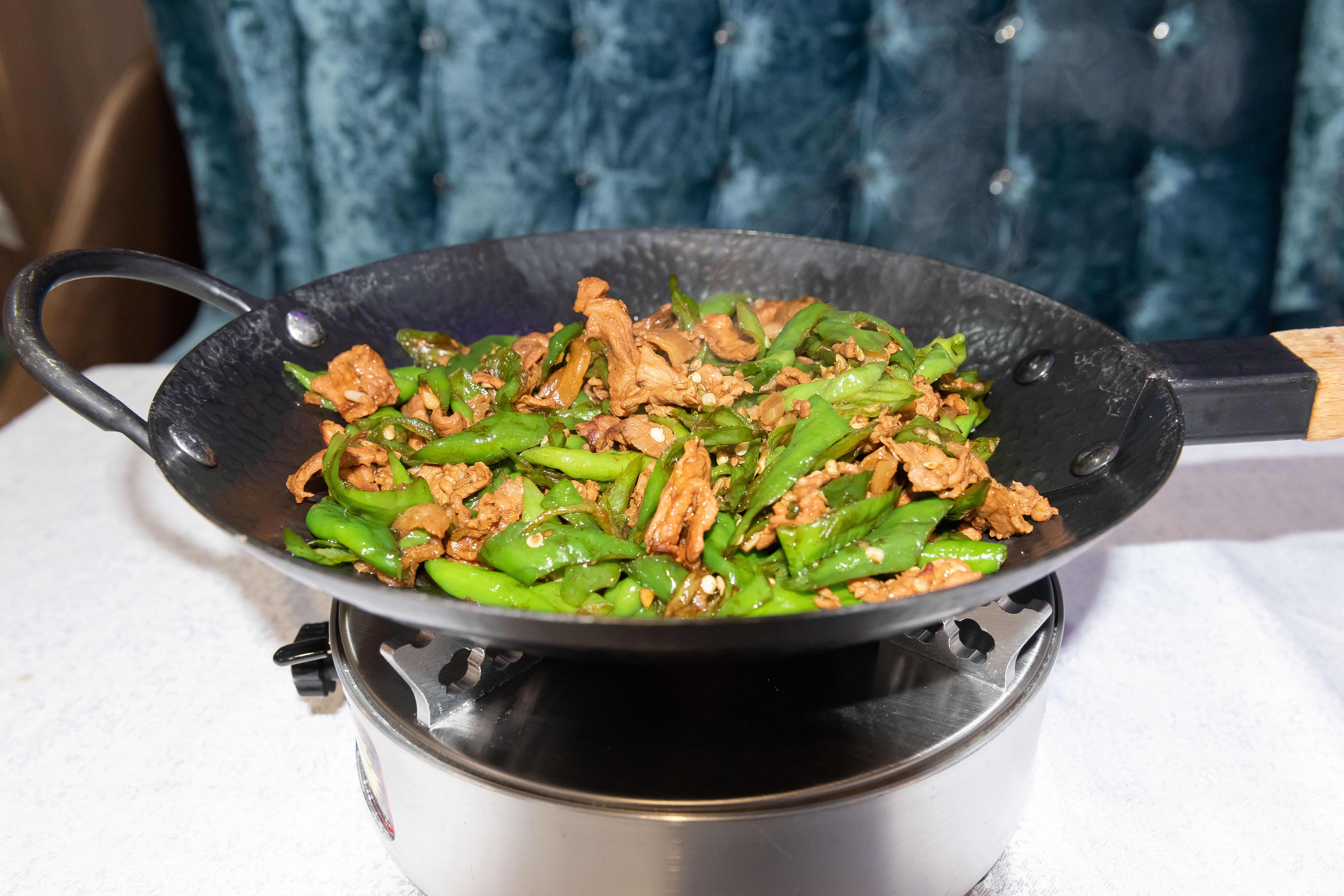 资料图：显示一盘盛在铁锅中的辣椒炒肉菜品