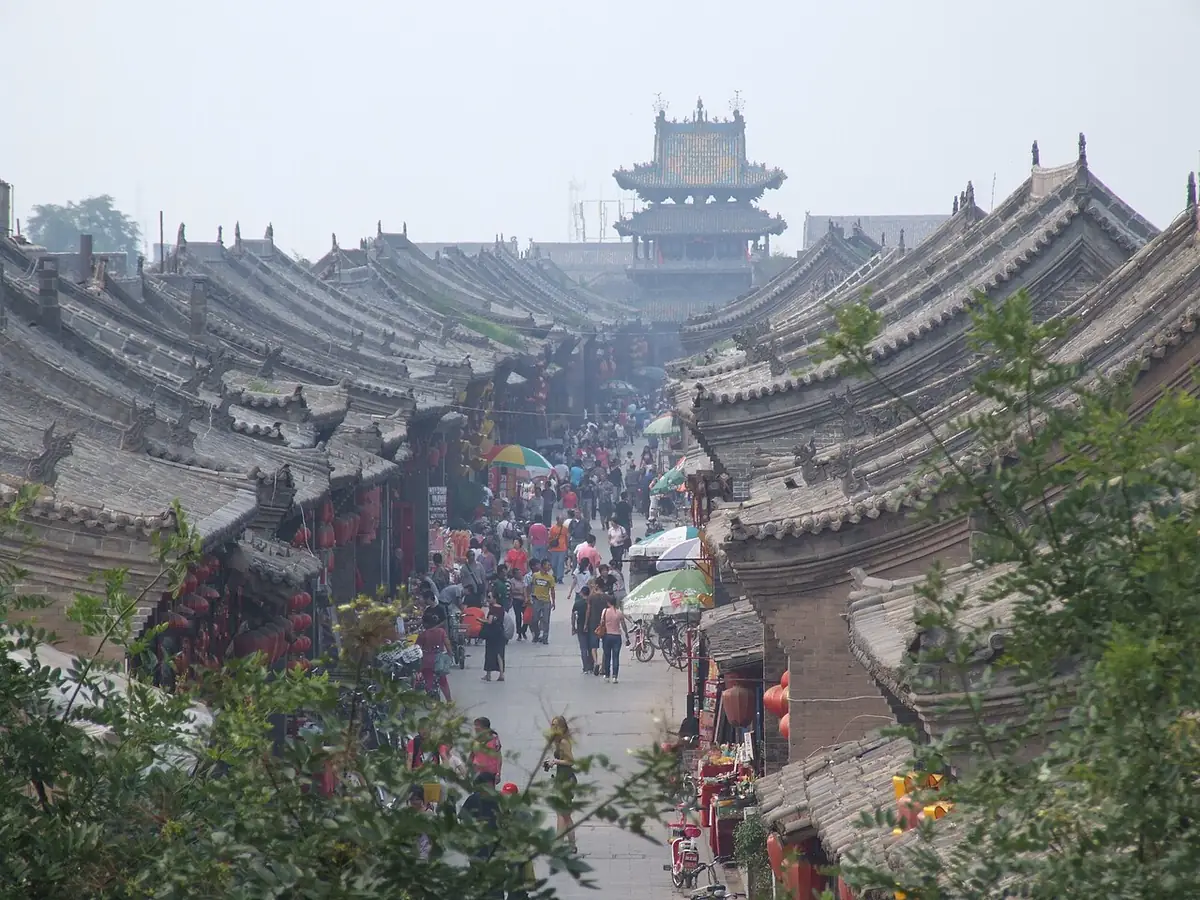 资料图：显示平遥古城街道及传统建筑景观。